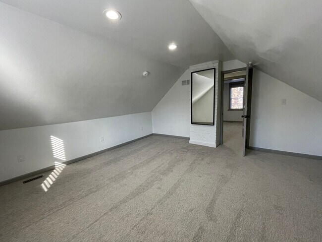 Bed 1 - 250 Allen Ave