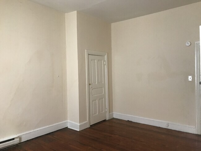 Building Photo - 122-122 N Hanover St