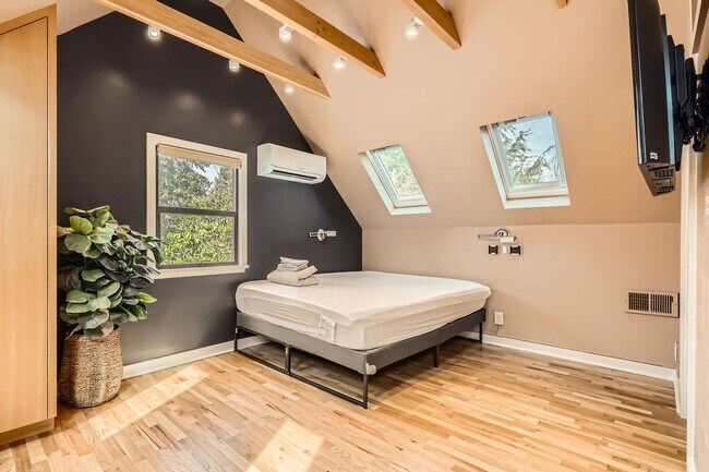 Building Photo - Charming Seattle Home in Seattle's Wedgwood Neighborhood - Furnished