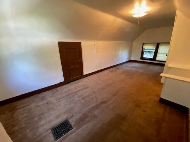 Building Photo - 167 E Mapledale Ave