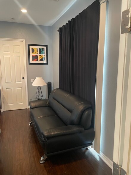 Building Photo - 16868 Ridge Cliff Dr