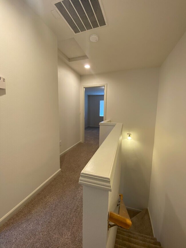 Building Photo - 2 Bedroom Townhome