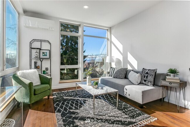 Building Photo - First Hill Modern 2-Bedroom Condo with Rooftop Views – Seattle