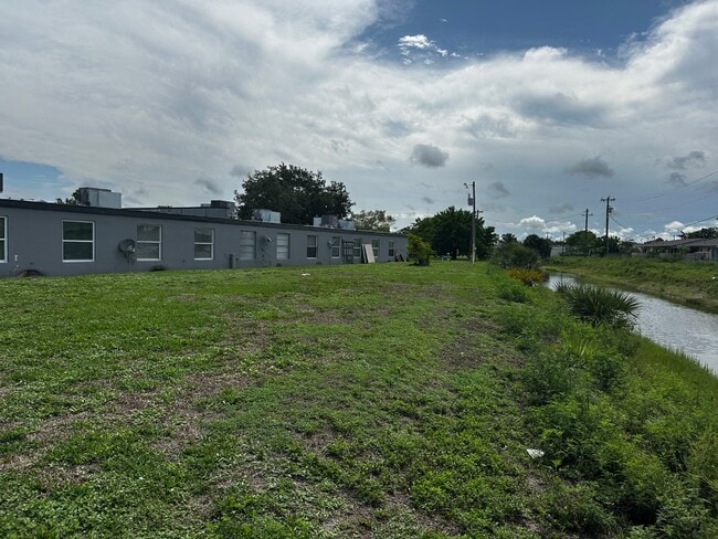Building Photo - 1157 S Loop Blvd