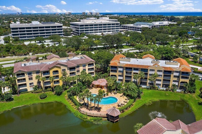 Building Photo - 800 Uno Lago Dr