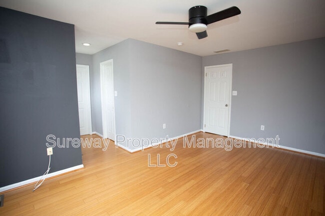 Building Photo - 605 Doral Dr