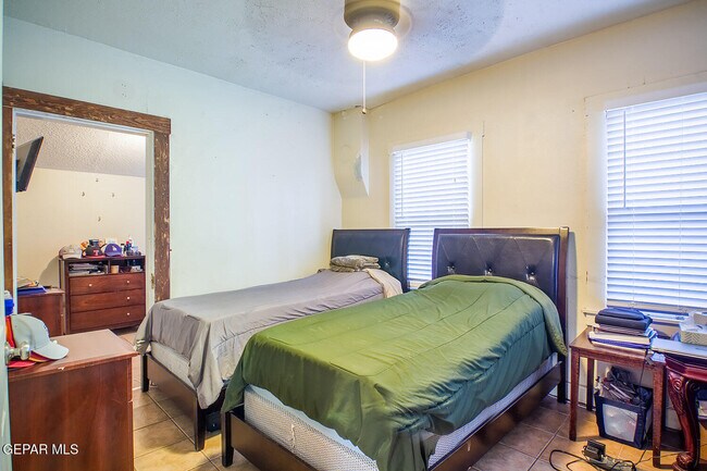 Building Photo - 3611 Yandell Dr