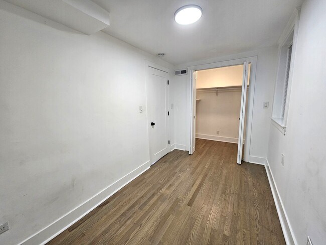 Building Photo - 2541 N Southport Ave