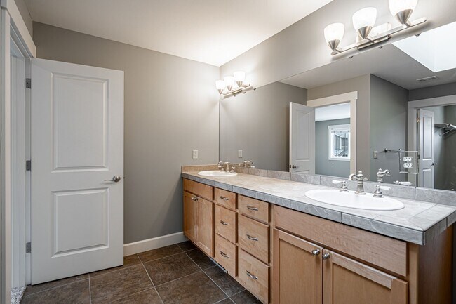 Building Photo - 3 Bedroom Townhome at The Vineyard