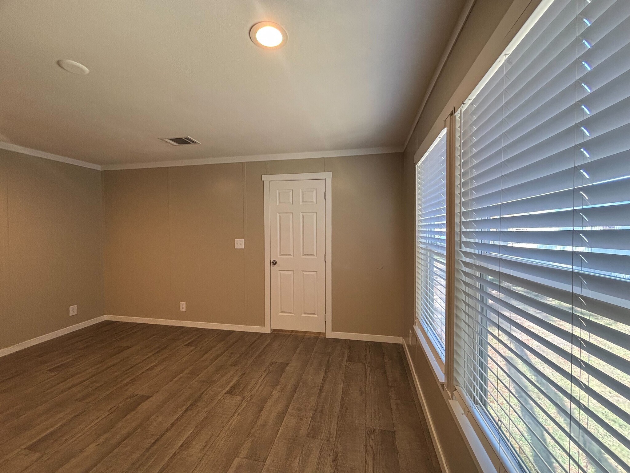 Building Photo - 118 E Semands St