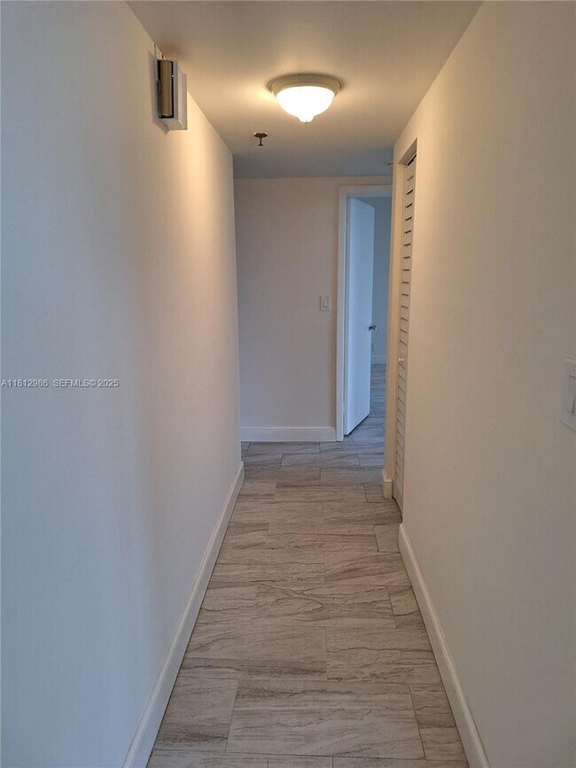 Building Photo - 901 Hillcrest Dr