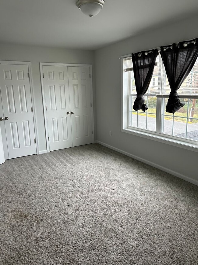 Building Photo - Like new 3 bedroom 2.5 bath townhouse