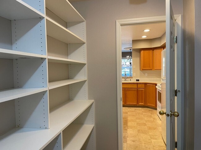 Building Photo - Beautiful and Well Maintained 2 Bed and 2....