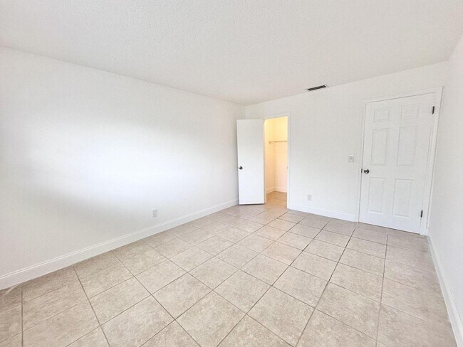 Building Photo - 906 Foresteria Dr