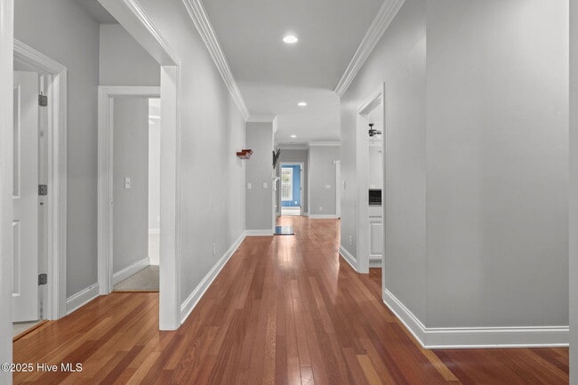 Building Photo - 227 Silver Creek Loop