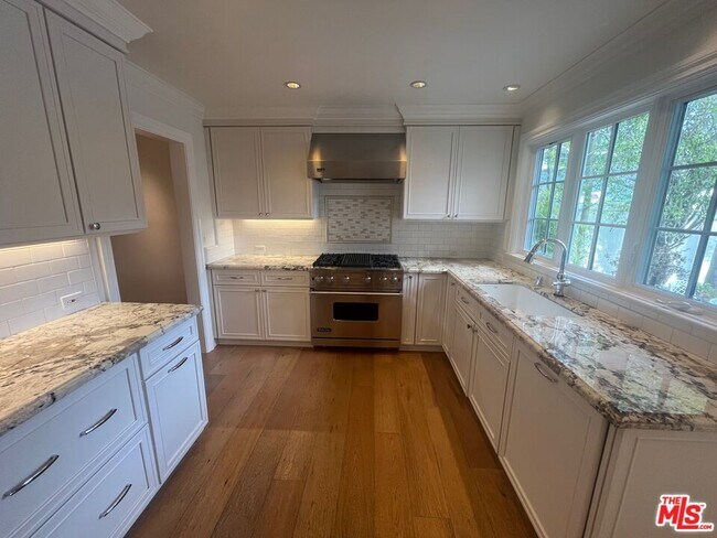 Building Photo - 1419 Avenida de Cortez