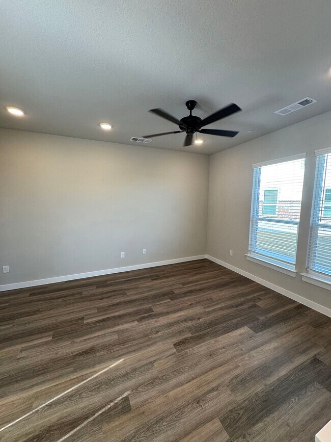 Building Photo - 200 White Water Dr