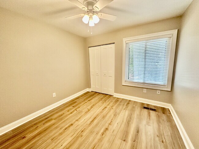 Building Photo - Two Bedroom Renovated South End Condo (Palmetto Bay Villas)!