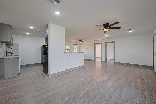Building Photo - 22334 FM 762 Rd