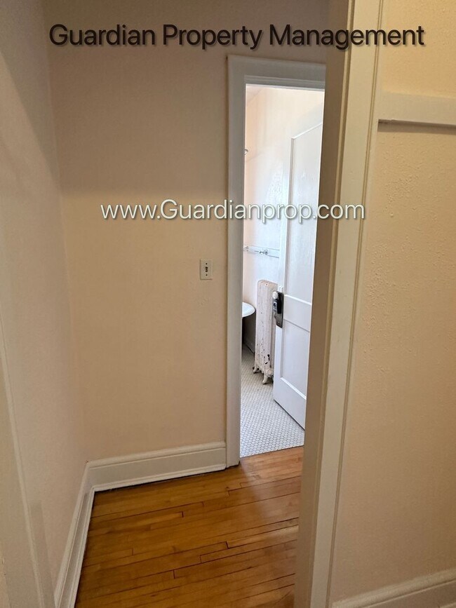 Building Photo - Top Floor Studio Lakes Uptown Apartment, Blocks from Both Lakes, Hardwood Floors, One Month Free