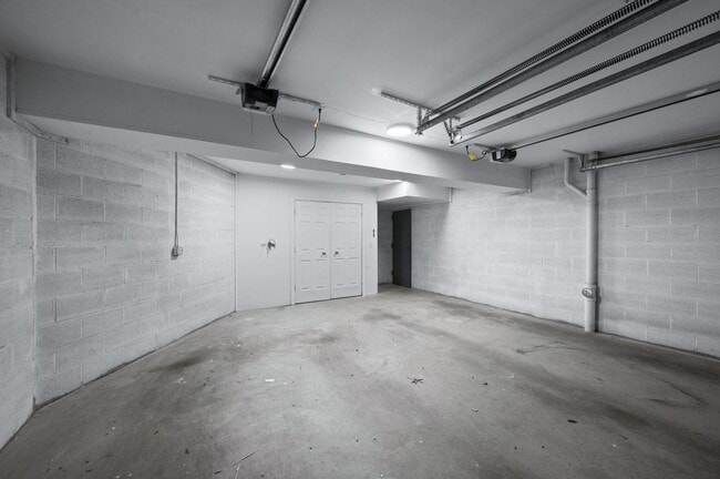 Building Photo - Charming 2BR/2BA condo in Green Hills!