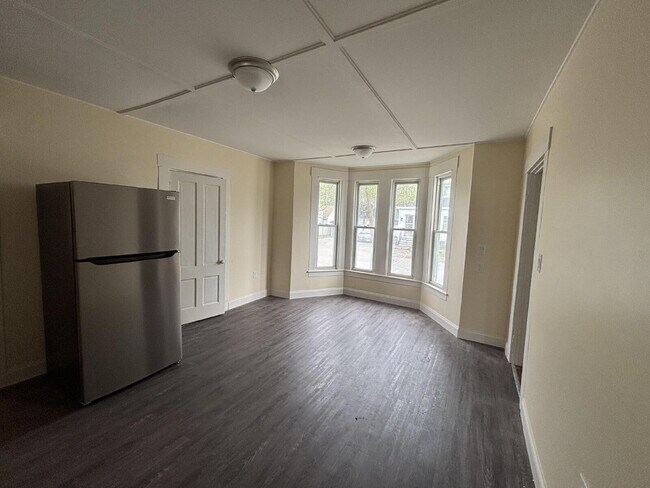 Building Photo - Newly Renovated 3BR Apartment with Modern Updates – Convenient Location!
