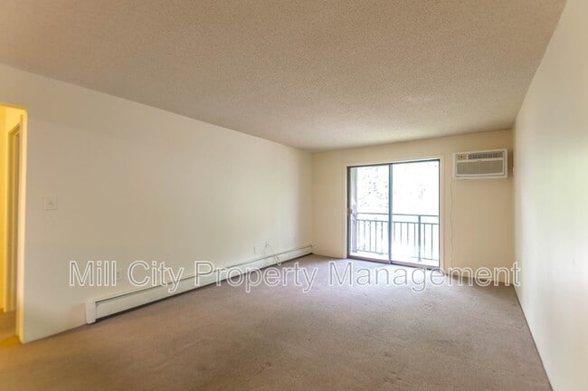 Building Photo - 23 Country Club Dr