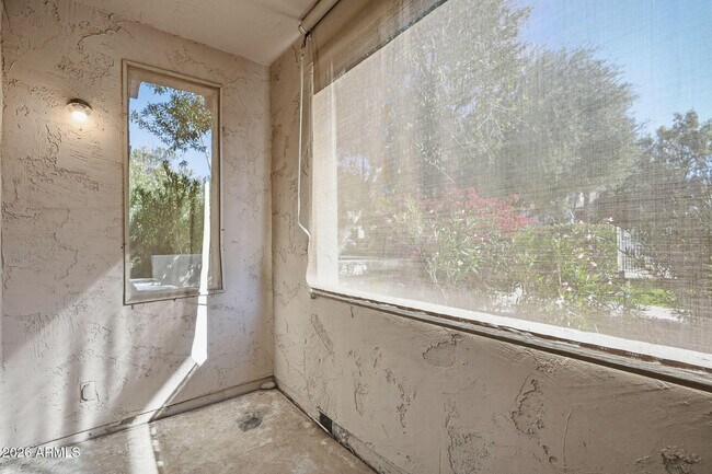 Building Photo - 9708 E Vía Linda