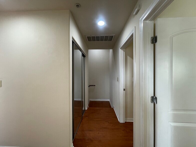 Building Photo - 15024 Magnolia Blvd