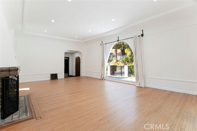 Building Photo - 2644 E Chevy Chase Dr