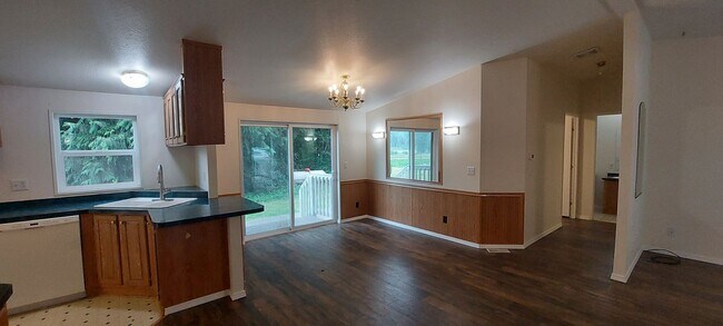 Building Photo - Three Bedroom Home w/ Three Bay Garage in Deming!