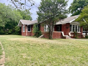 Building Photo - 4bed/2bath corner lot house in Hyde Park