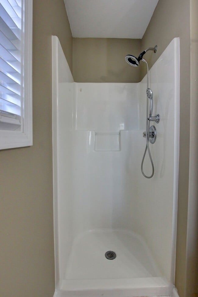 Building Photo - 3 bed 2 bath Fenced yard.  Heart of St. B.  Hurry.