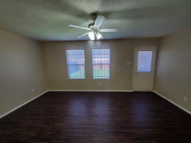 Building Photo - 3 bedroom in a great location!