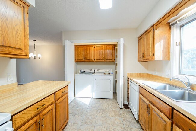 Building Photo - 2 bed, 2 bath new paint and refrigerator