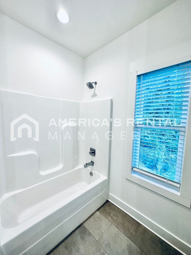 Building Photo - Home for Rent in Vestavia Hills!!! Available to View with a 48-hour notice!