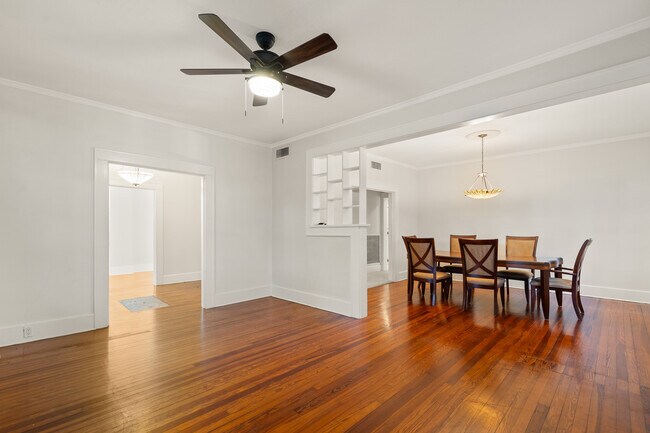 Building Photo - 1234 Beach Dr NE