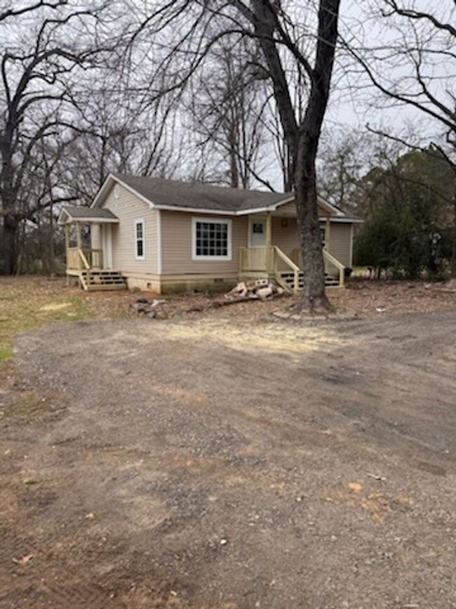 Building Photo - 2 bedroom house