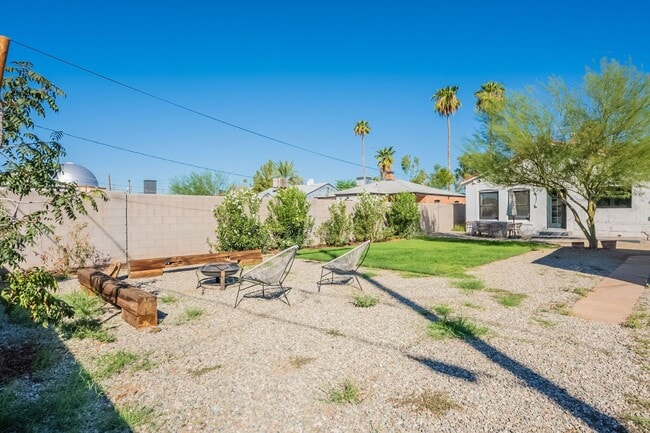Building Photo - Rare 2 Bed 2 Bath Remolded Home in FQ Hist...
