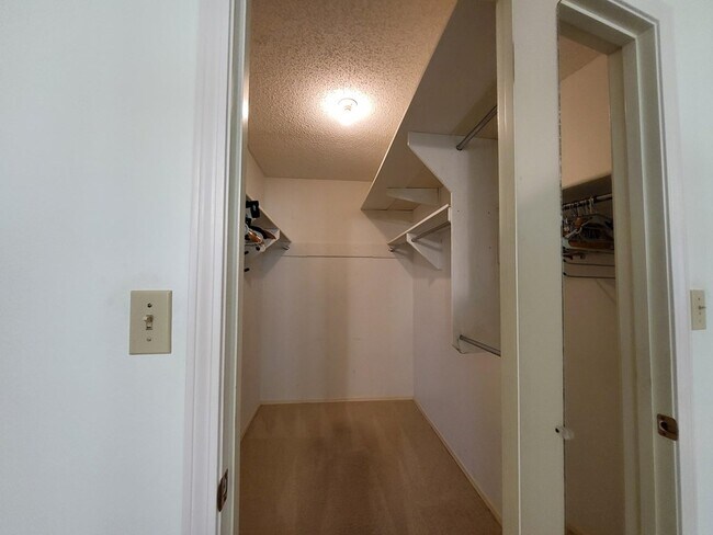 Building Photo - 547 Fairway Dr