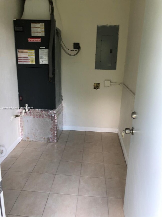 Building Photo - 4120 SW 25th St