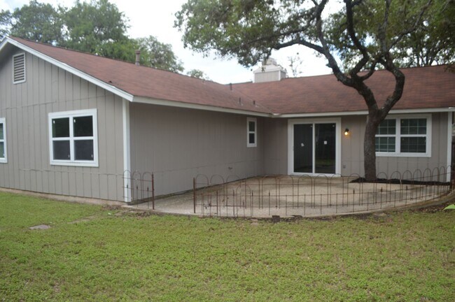 Building Photo - Gorgeous, Spacious 4 bed 2 bath