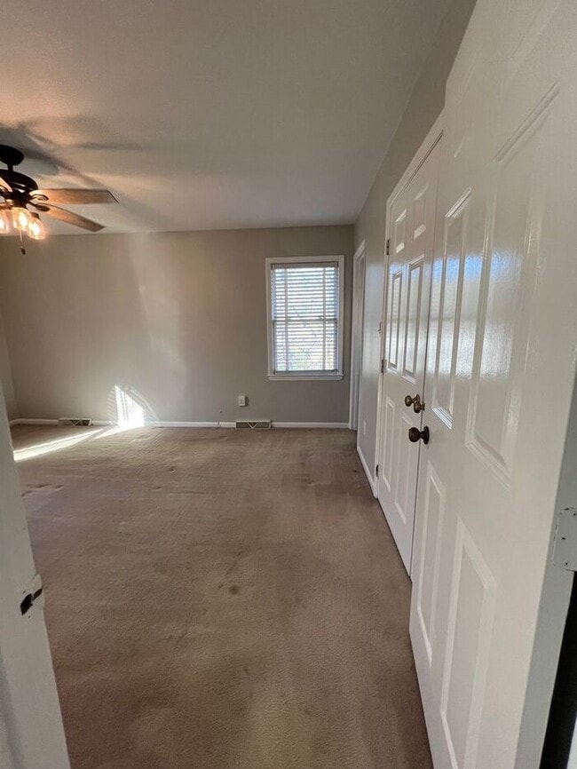 Building Photo - Wonderful 3 Bedroom Split Level Home In Sa...
