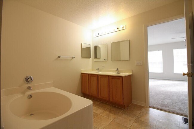 Building Photo - 1222 Myopia Hunt Club Dr