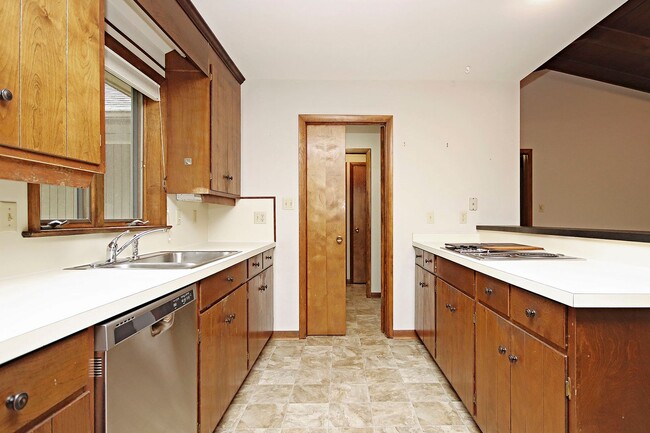 Building Photo - One-Level Living in Gated Lake Monticello