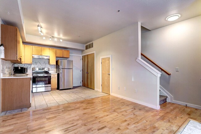 Building Photo - Renovated 1 Bedroom 1 Bathroom Townhome in...