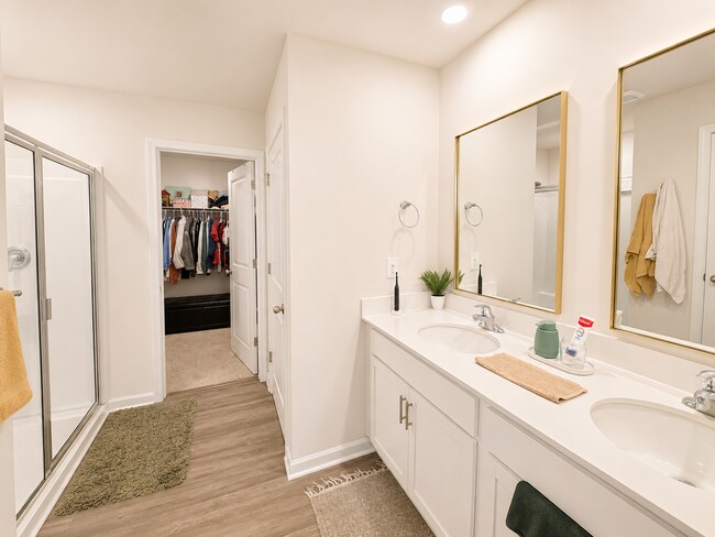 Building Photo - Welcome to 121 Roofcroft Lane – Spacious Living with Modern Style!