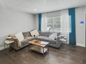 Building Photo - 1204 E Lambright St