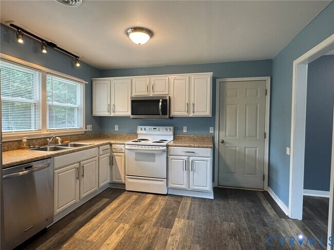 Building Photo - 2590 Pinehurst Dr