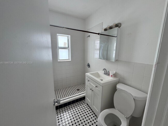 Building Photo - 1560 West Ave